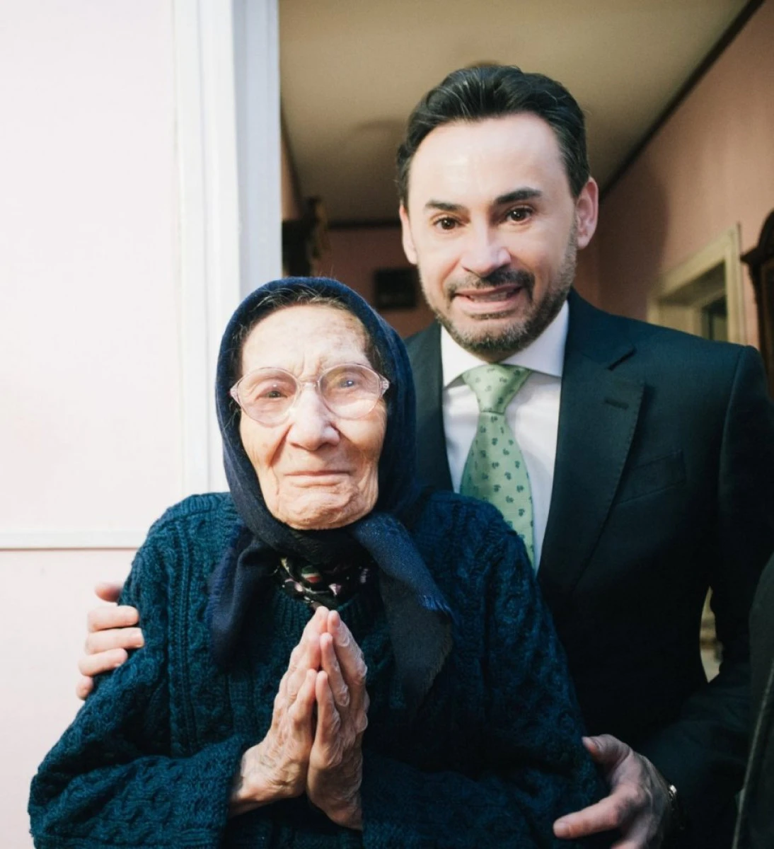 EMOTII DE ZIUA FEMEII PENTRU CEA MAI IN VARSTA ARADEANCA