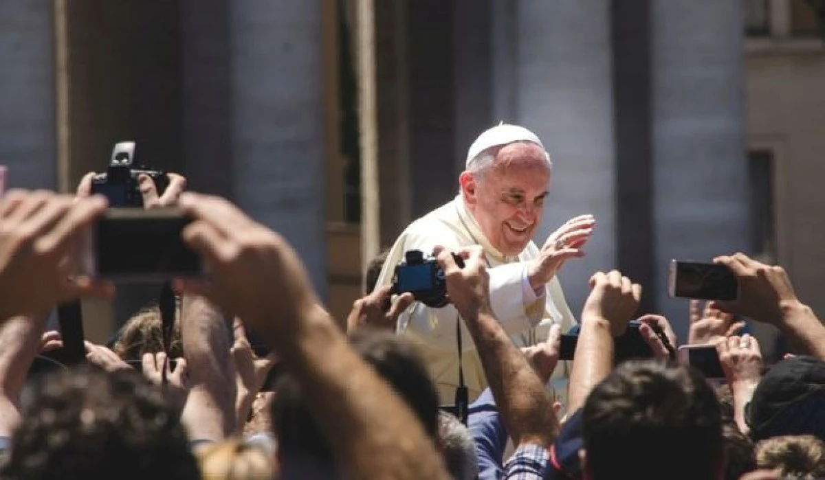 ENCICLICA EXTREM DE DURA A PAPEI FRANCISC ESTE UN "BEST-SELLER" IN FRANTA