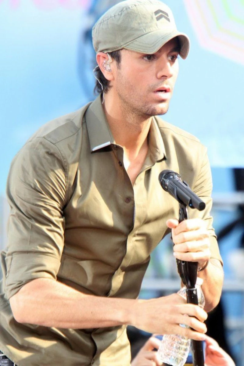 ENRIQUE IGLESIAS A AJUNS PE MASA DE OPERATIE! CANTARETUL O SA STEA DEPARTE DE SCENA CATEVA SAPTAMANI