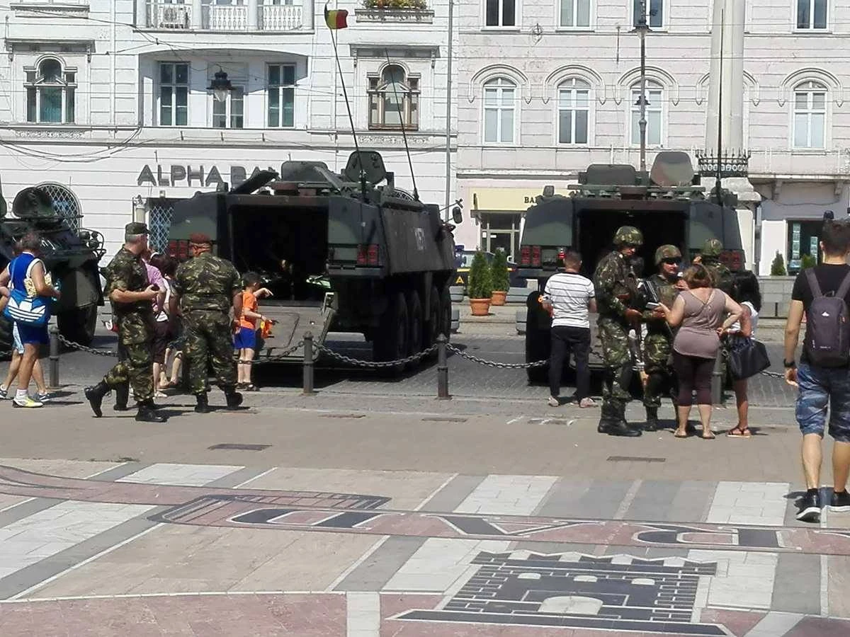 Epoziţie de tehnică militară, în faţa Primăriei Arad (FOTO)