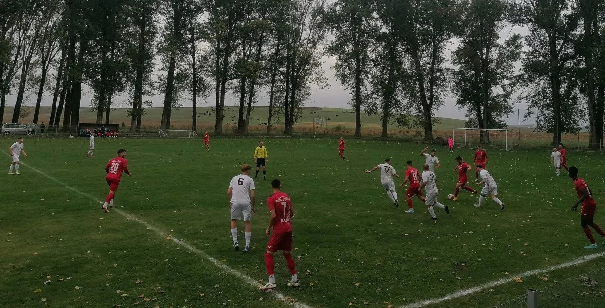 Etapa duelurilor zonale, în Liga a IV-a la fotbal. Șimandul atacă liderul din Sântana