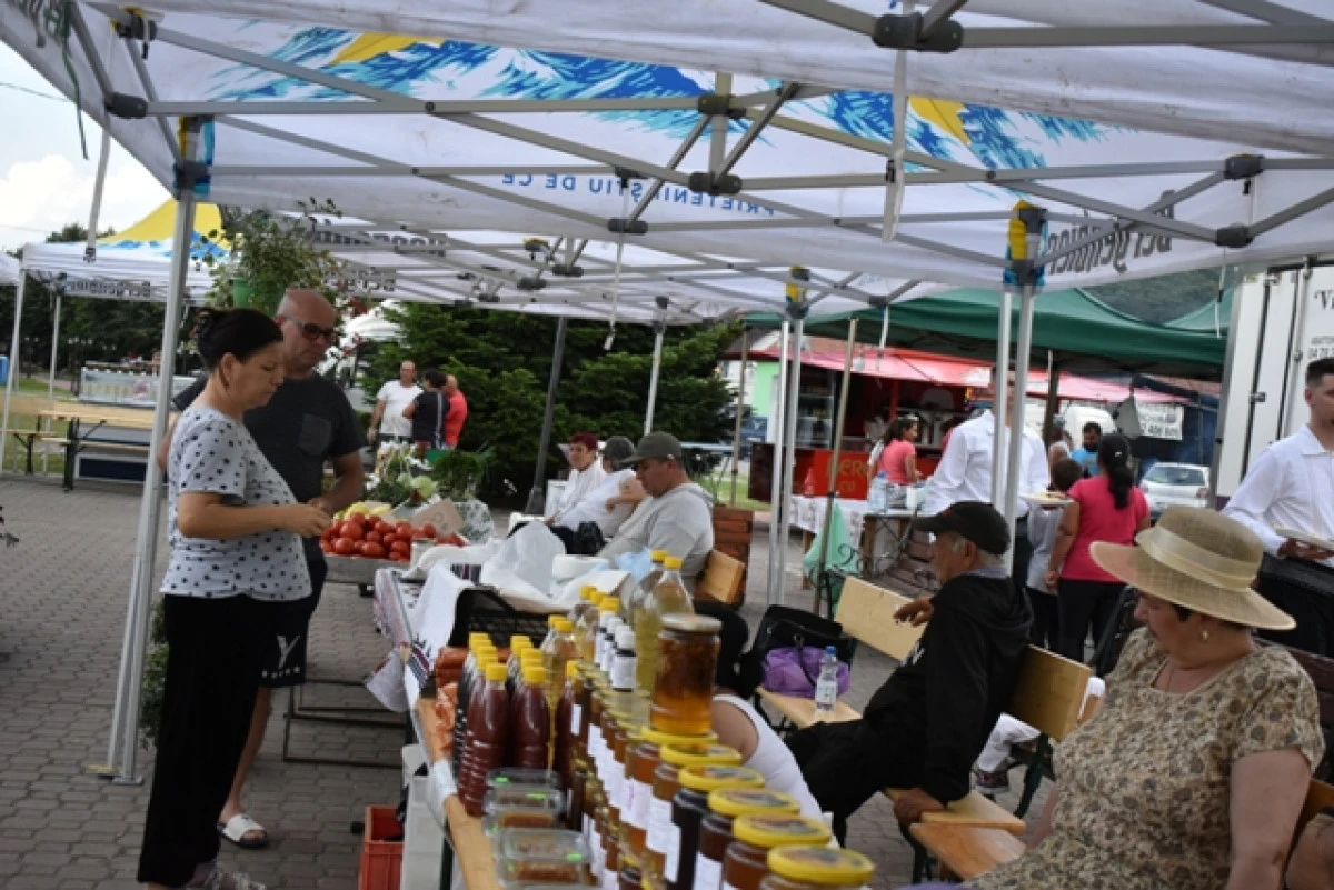 Eveniment organizat pentru promovarea producătorilor locali în Oraș Sebiș, Județul Arad