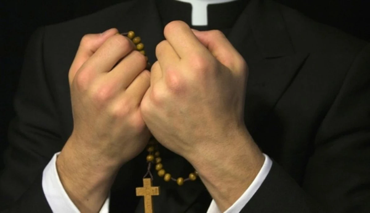 EXORCIZARI IN MASA LA O TABARA RELIGIOASA PENTRU ELEVI. "DUMNEZEU INTRA IN SUFLETELE LOR SI IL ALUNGA PE DIAVOL"