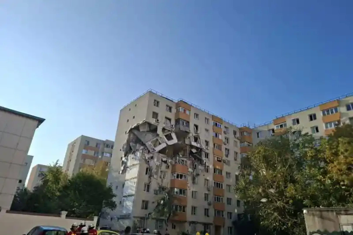 Explozie puternică într-un bloc din București. Două etaje au fost spulberate