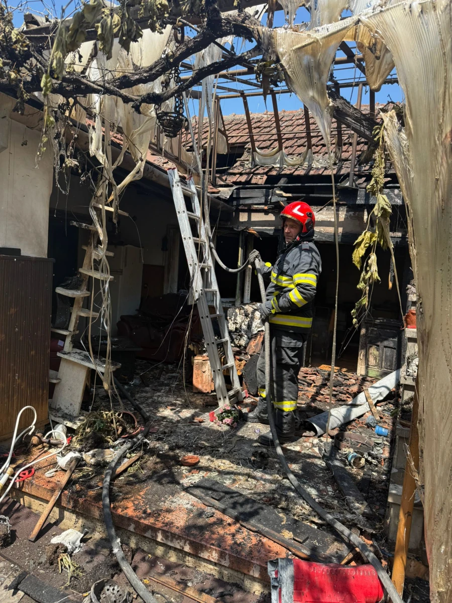 Explozie urmată de incendiu la Sebiș. Două persoane în vârstă au suferit arsuri