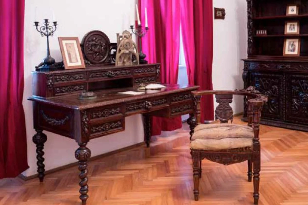 Exponatul lunii la Muzeul Memorial "Ioan Slavici și Emil Monția" Șiria este biroul de lucru al scriitorului Ioan Slavici.