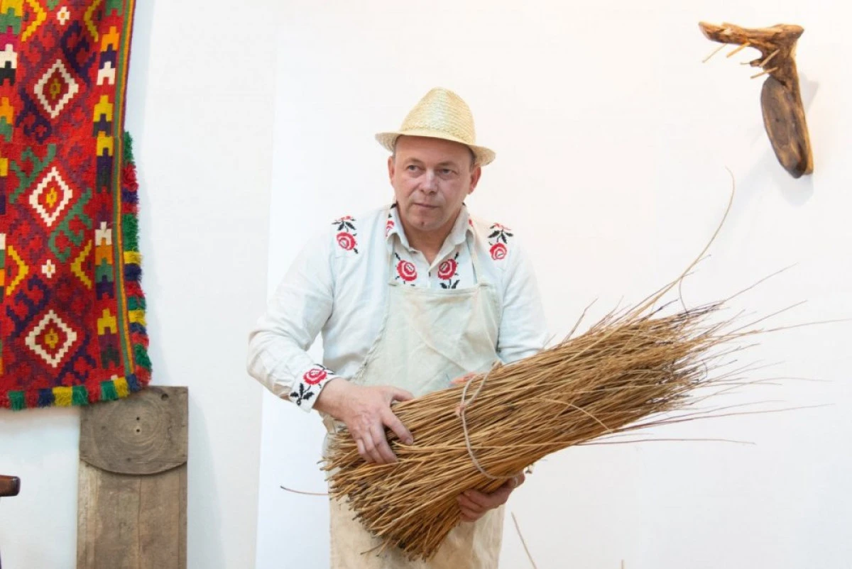Expoziție și ateliere de împletit nuiele, la Complexul Muzeal Arad