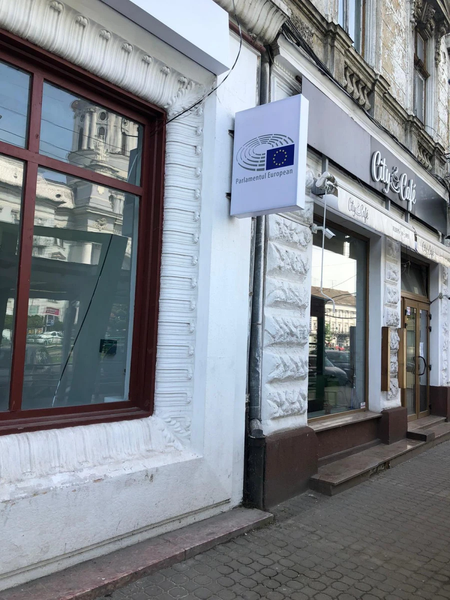 Falcă a ordonat desființarea teraselor ca să se vadă cabinetul său de europarlamentar
