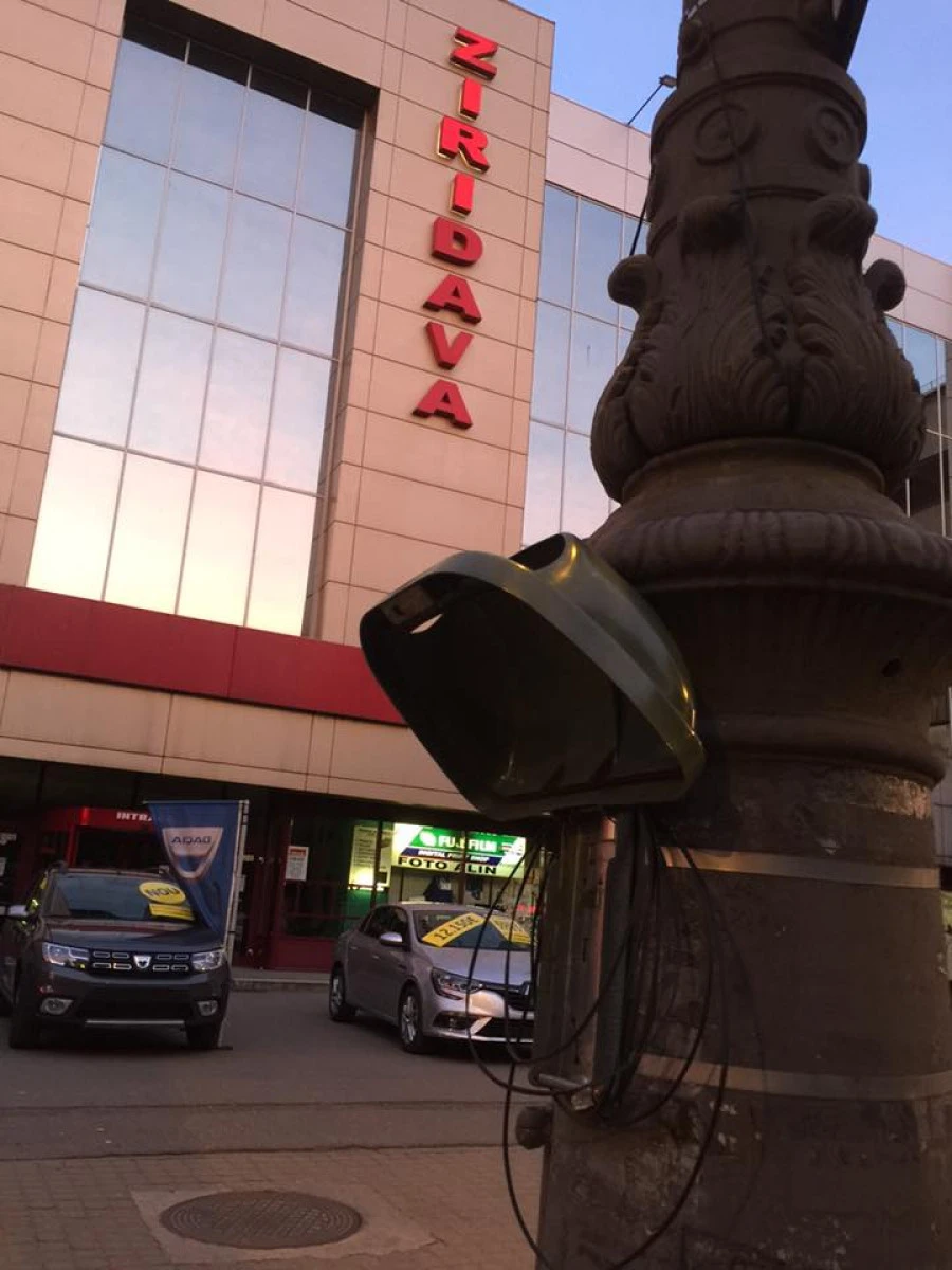 Falcă a „rezolvat” problema gunoiului de pe străzile Aradului. A demontat coşurile!