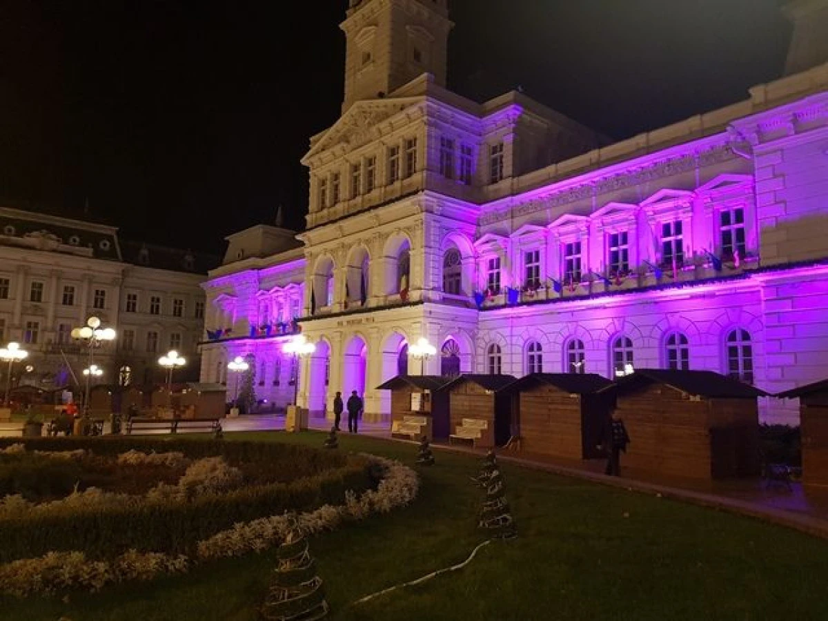 Falcă sărbătorește plecarea UTA-ei! Primăria a fost „îmbrăcată“ din nou în mov