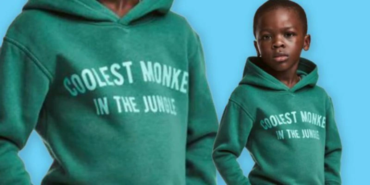 Familia băiatului de culoare care a pozat pentru H&M, amenințată și obligată să se mute