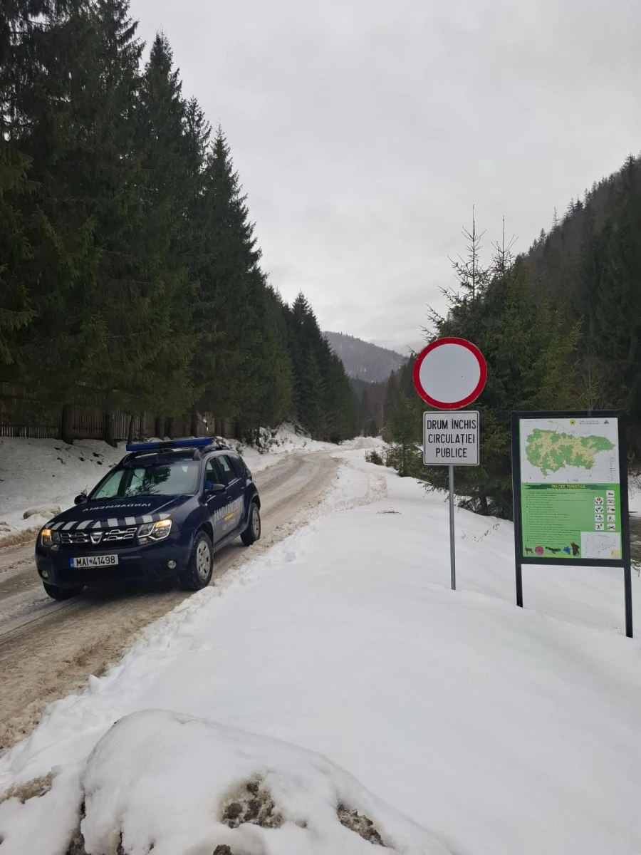 Familie din Arad, salvată de jandarmii montani după ce a rămas înzăpezită pe Vârful Bihor
