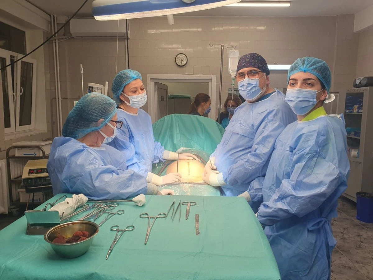 Femeia însărcinată căreia i-a fost extrasă o tumoră de 4,5 kilograme a născut un băieţel