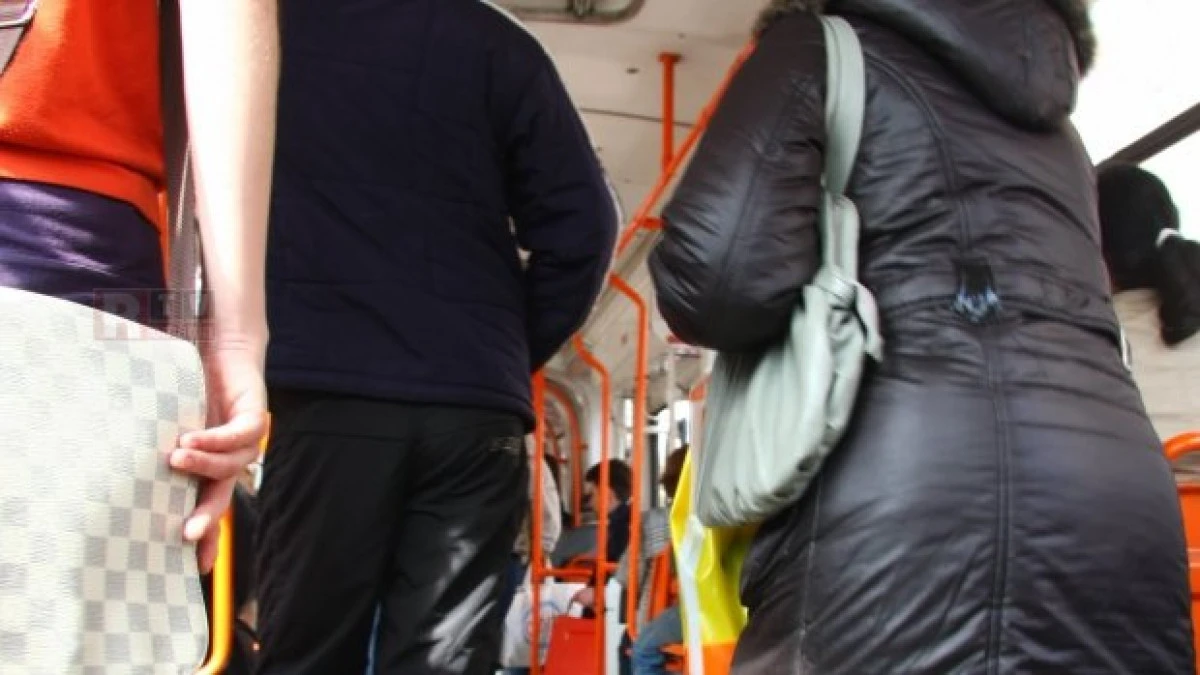 Femeie de 35 de ani, prinsă în timp ce fura din tramvai