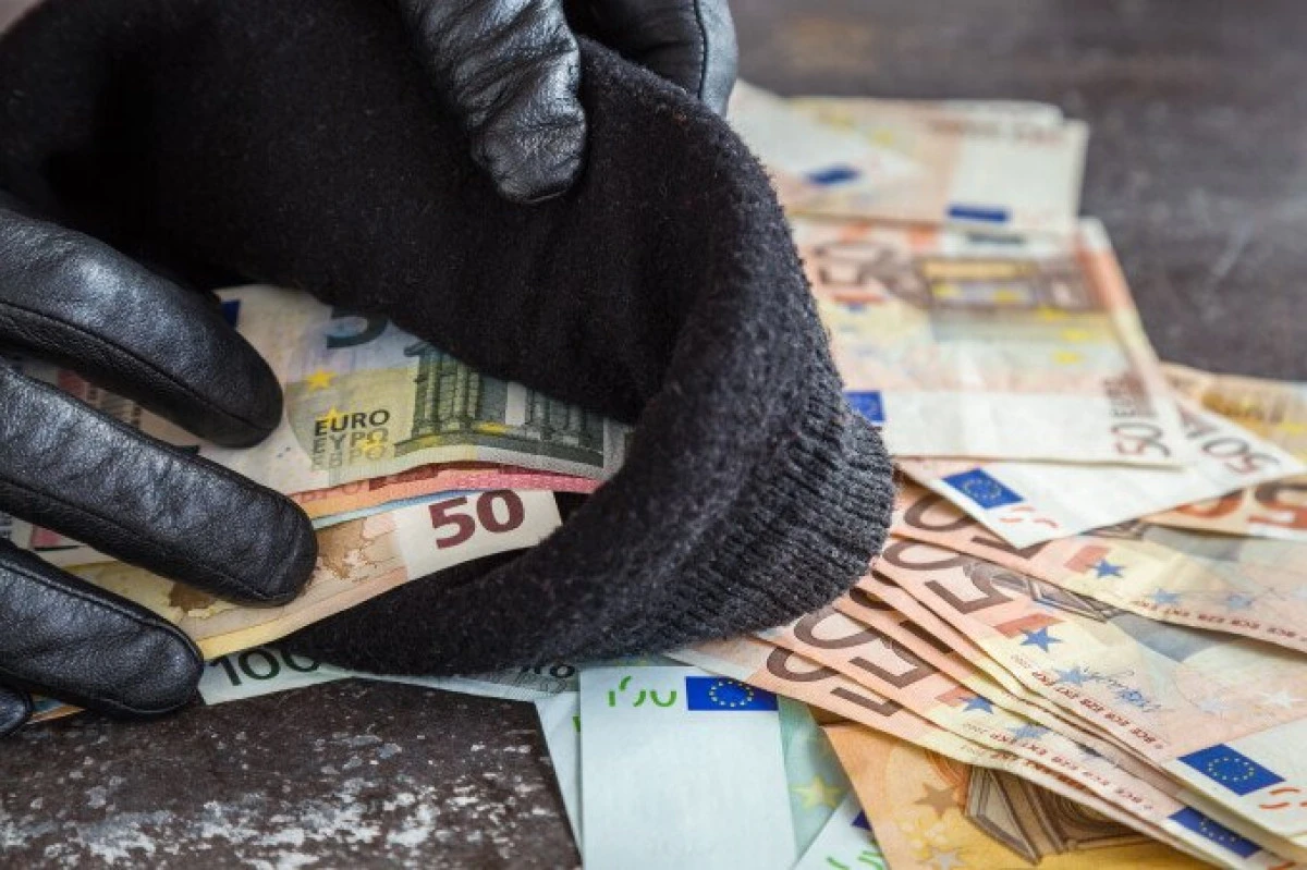 Femeie de 80 de ani, lăsată fără 520 de euro de un „prieten“ mai tânâr, care a „girat-o“ cu seturi de oale și cuțite