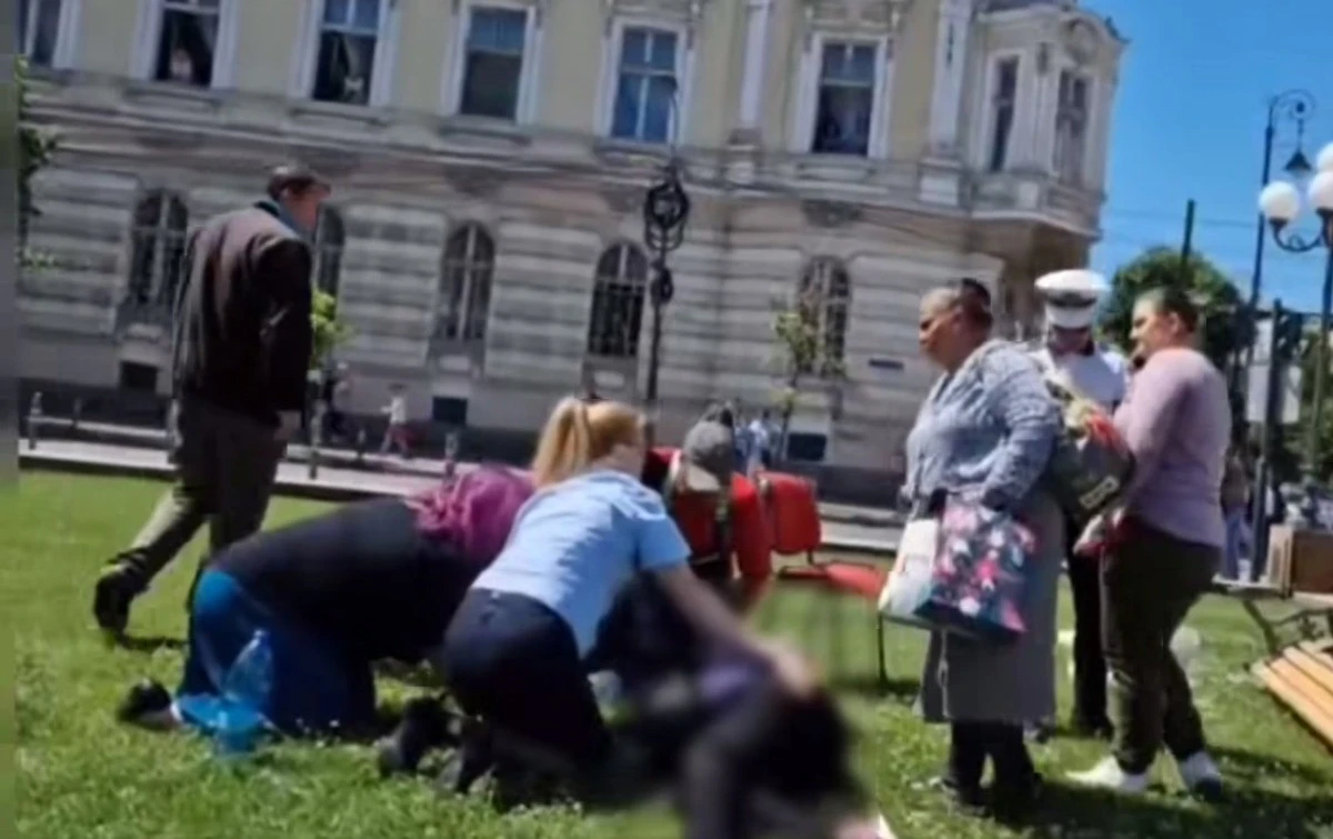 Femeie spulberată de pe banca din fața Primăriei Arad de o mașină