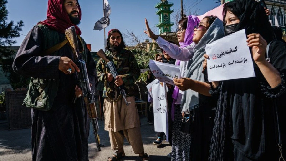Femeile din Kabul îi sfidează pe talibani. Acestea s-au întors la muncă, la școală și merg din nou singure pe stradă