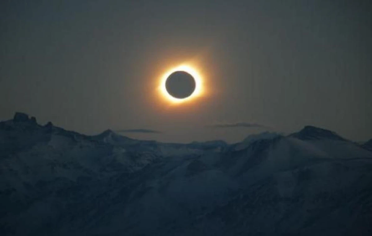 FENOMEN ASTRONOMIC RAR VIZIBIL DIN ROMANIA. CAND, UNDE SI CUM SE VA VEDEA ECLIPSA DE SOARE DIN 20 MARTIE