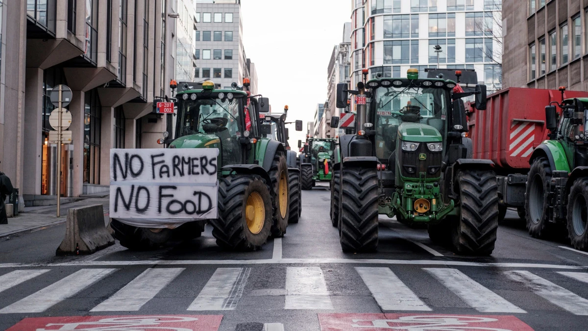 Fermierii francezi au ieșit cu 350 de tractoare în stradă. Protest față de veniturile mici și acordul comercial UE–Mercosur