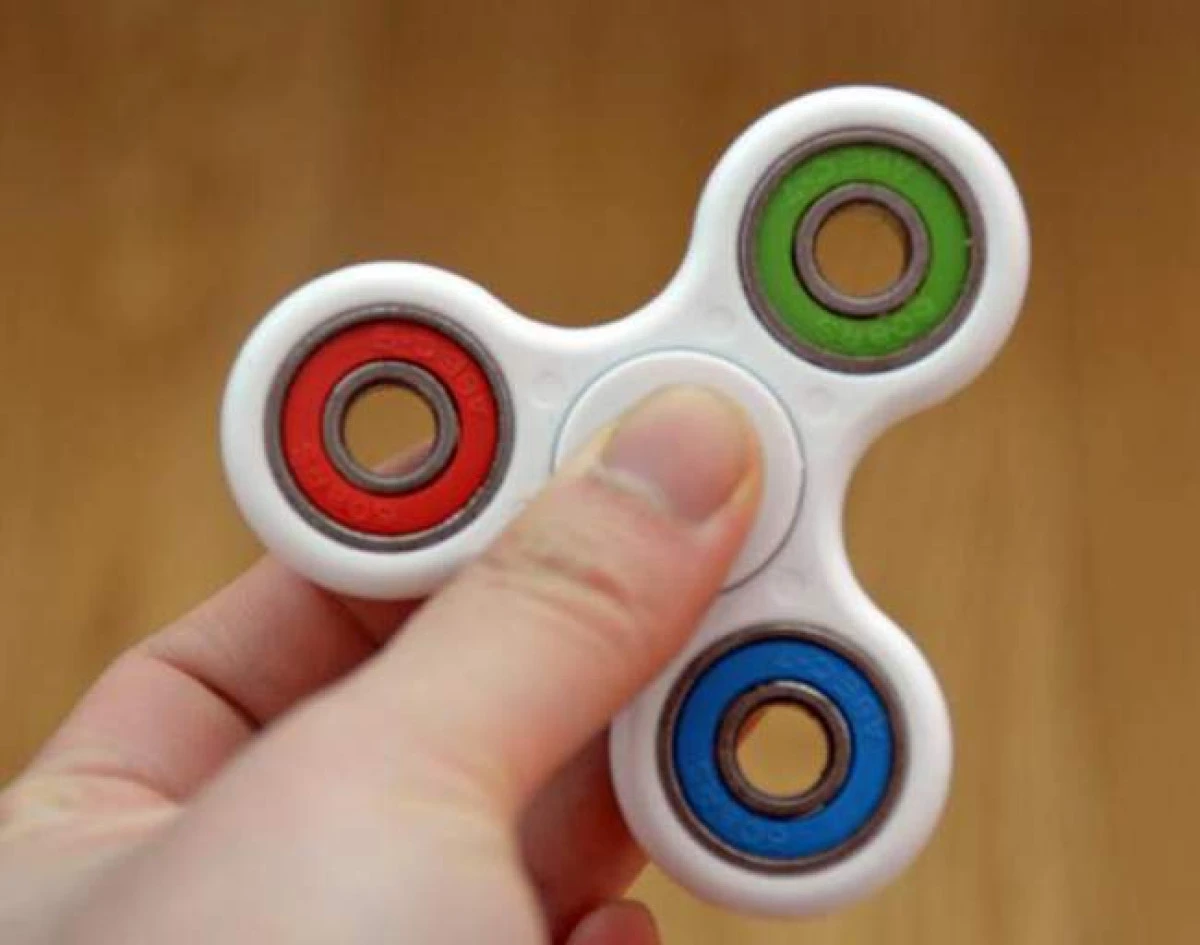 Fidget spinner, cea mai nouă jucărie antistres pentru copii și adulți