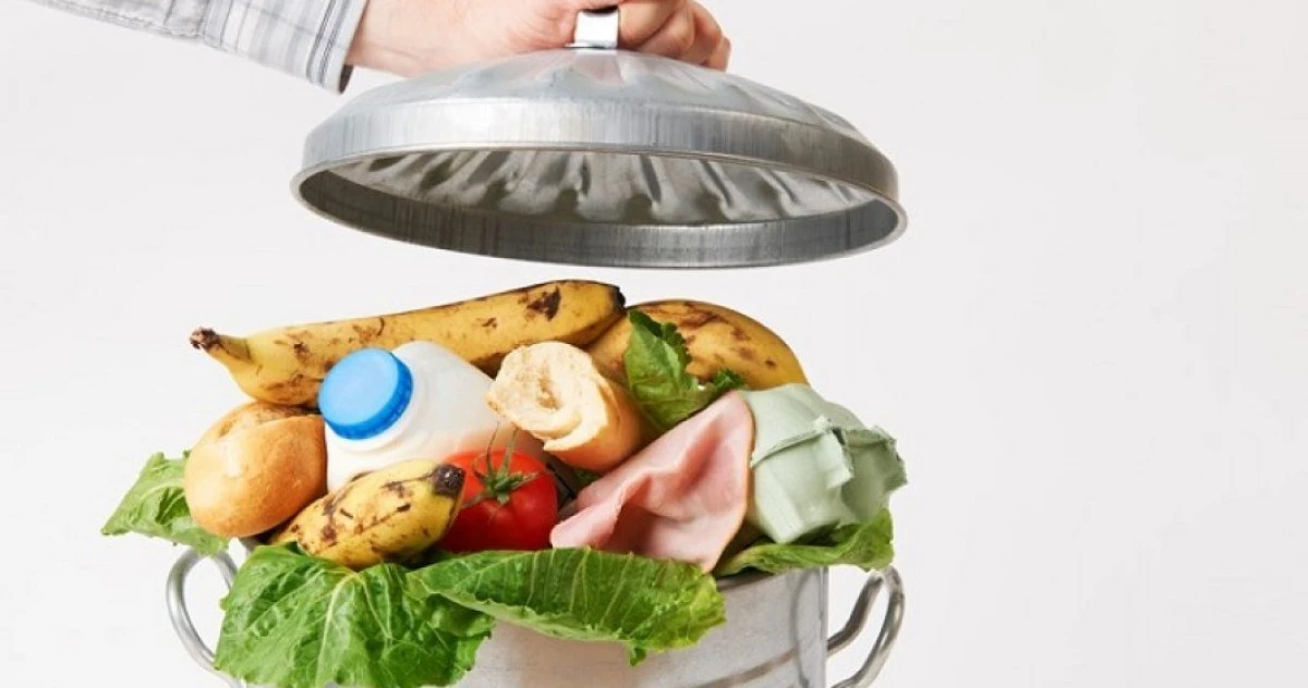 Fiecare român aruncă 129 de kilograme de mâncare pe an