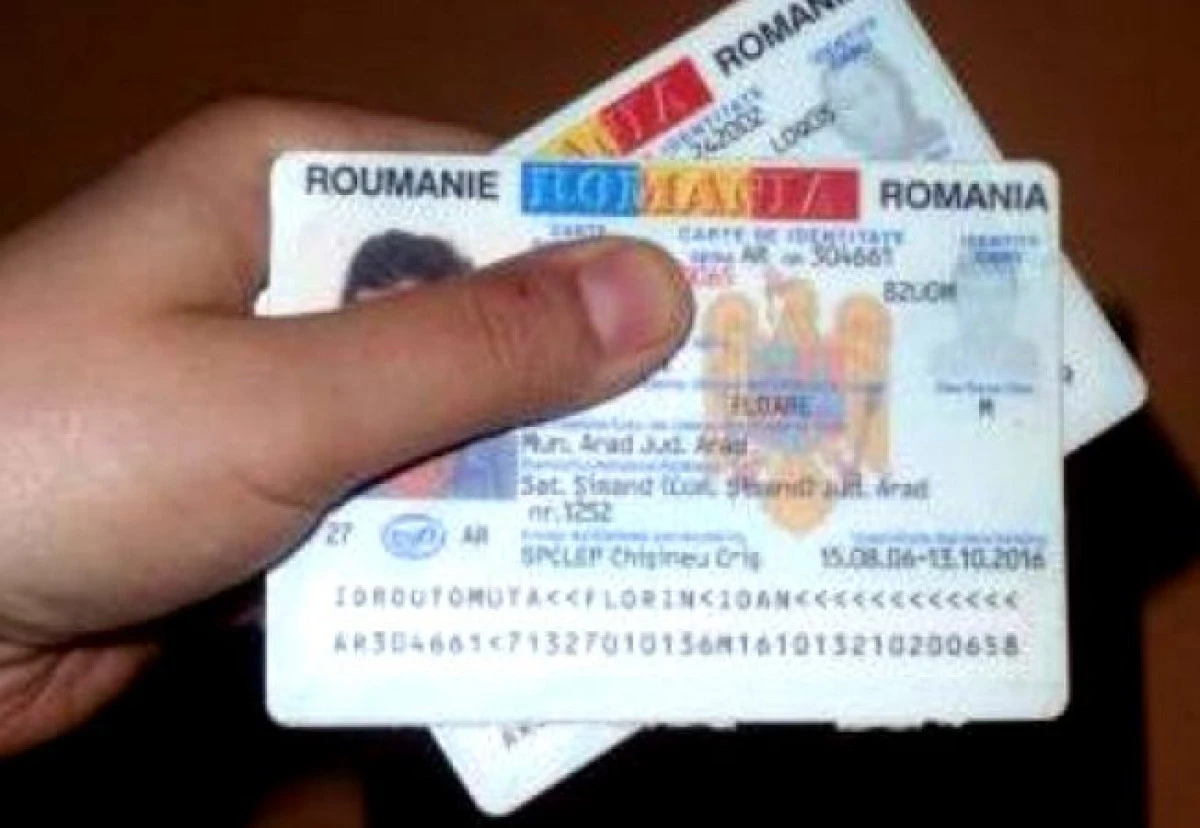 Fiecare român va putea alege între CI simplă și CI electronică
