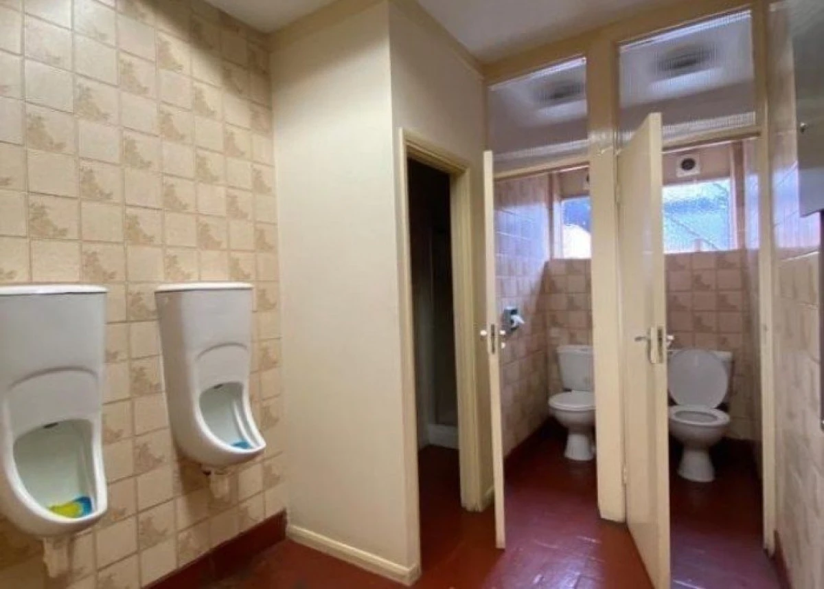 Filmarea persoanelor în toalete publice sau cabine de probă ar putea fi pedepsită cu închisoare de până la 6 luni