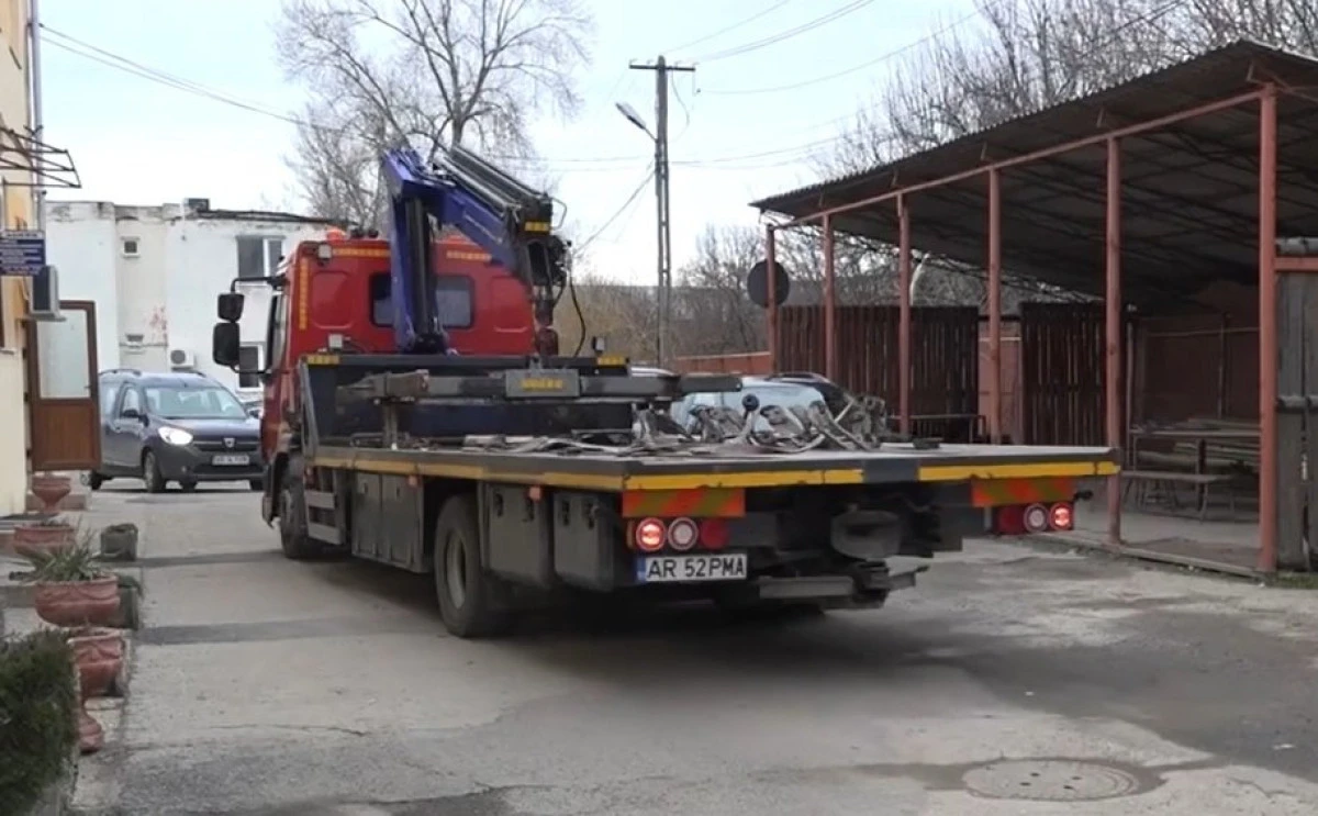 Filme cu proști: Polițiștii locali arădeni au ridicat o mașină în care se afla o fetiță de 6 ani!