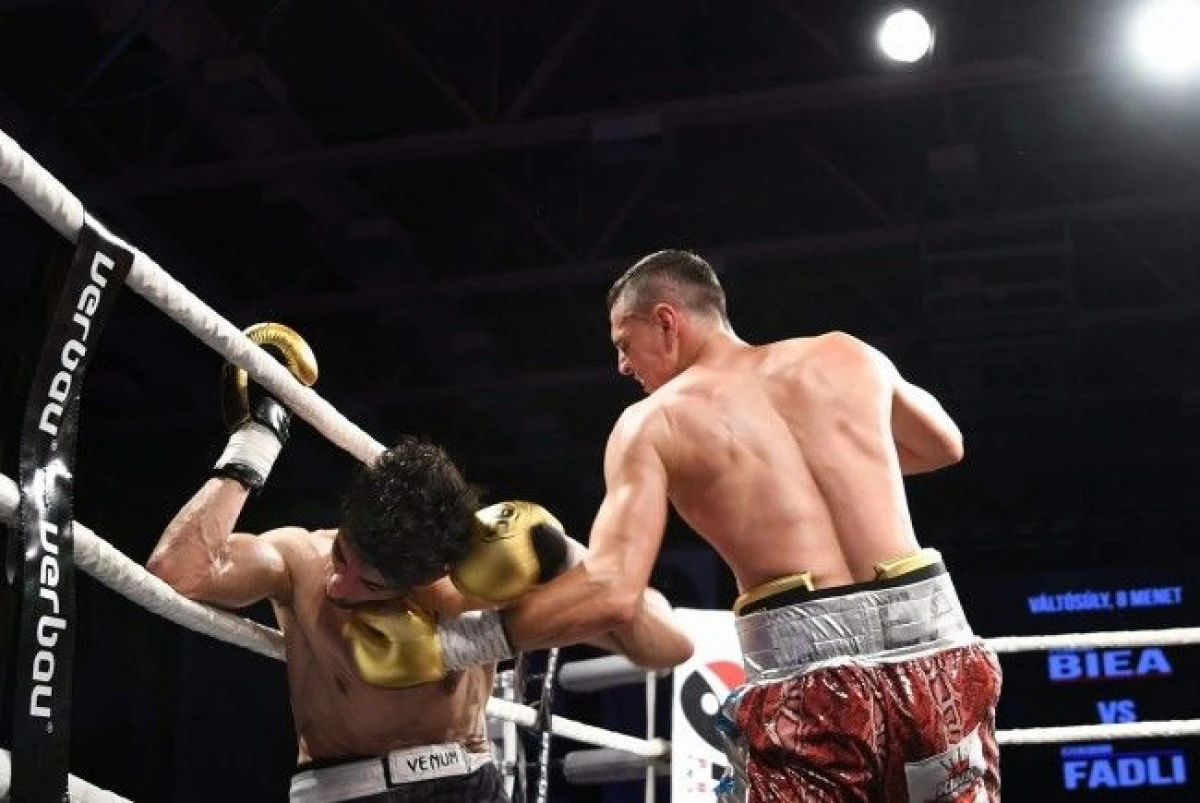 Flavius Biea boxează, la Arad, în cadrul Galei Campionilor