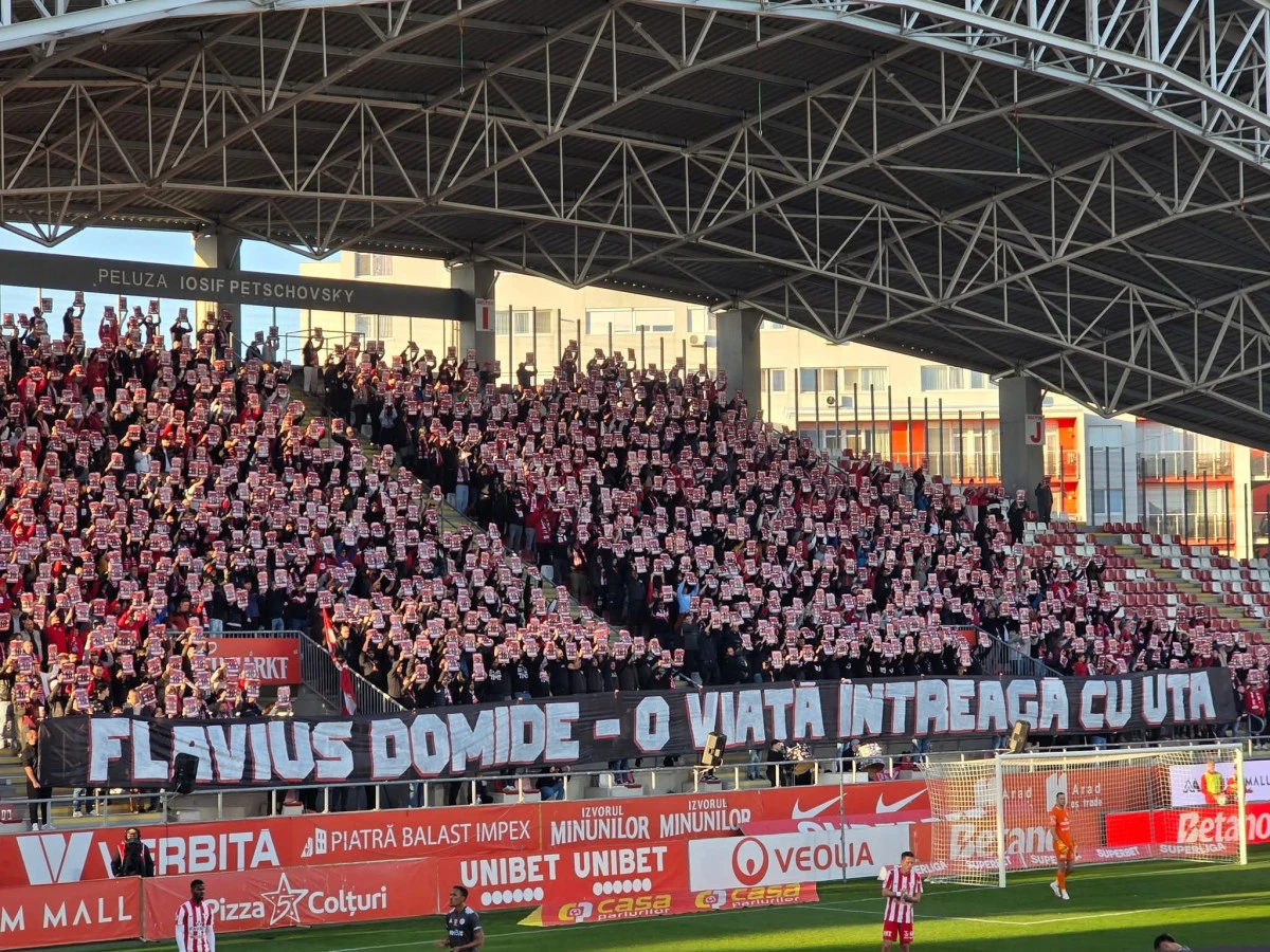 Flavius Domide, omagiat de un stadion întreg, în minutul 10 al meciului UTA-Oțelul