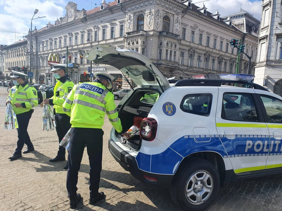 Flori pentru șoferițe, din partea polițiștilor rutieri