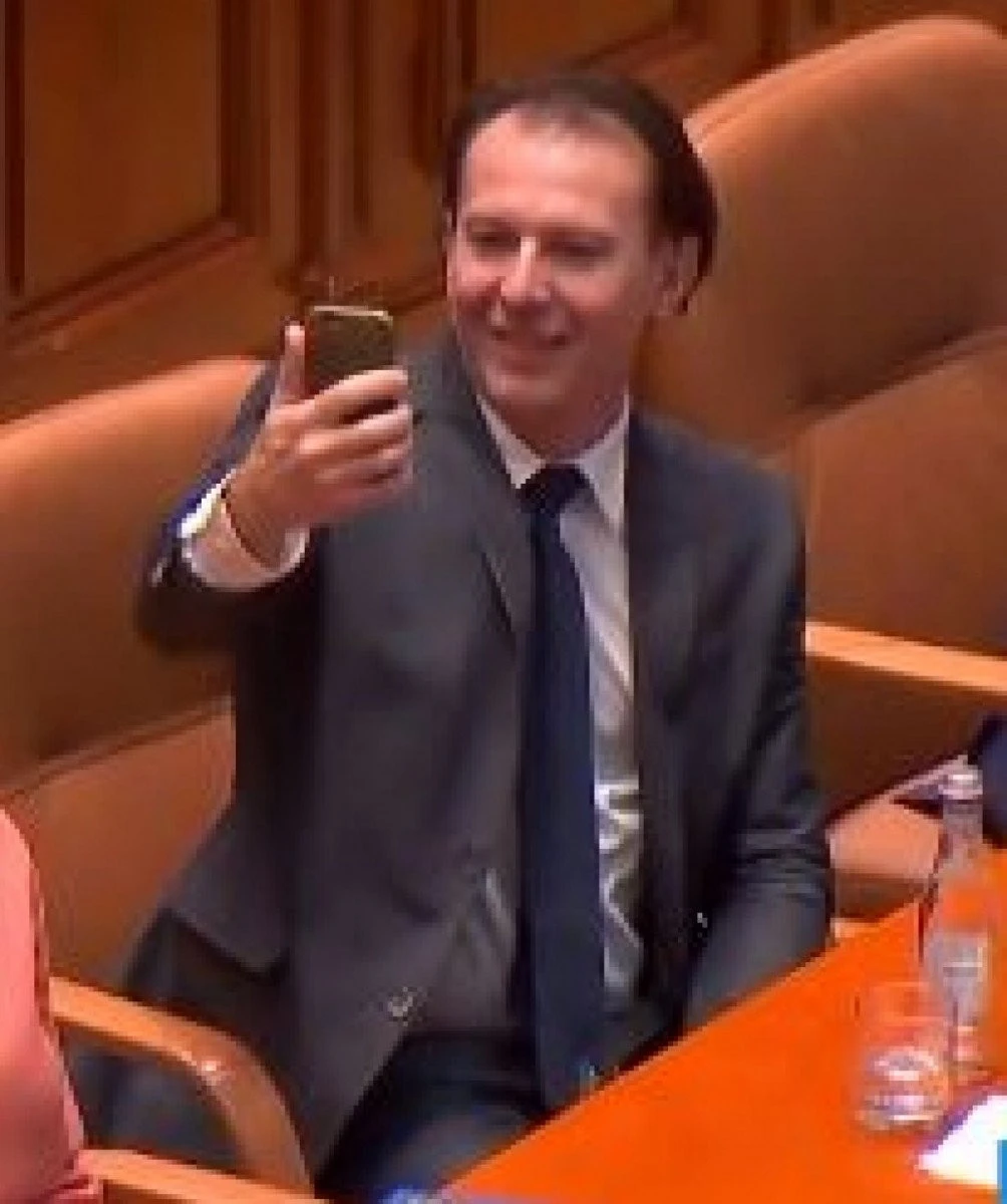 Florin Cîțu - prim ministru; 2 vicepremieri: Dan Barna și Kelemen Hunor; Ludovic Orban preşedintele Camerei Deputaţilor, iar Anca Dragu de la USR-PLUS la şefia Senatului