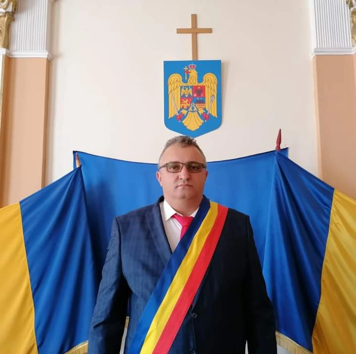 Florin Pera, primarul Lipovei, a semnat contractul de finanțare pentru proiectul cu fonduri europene, prin care se va asigura achiziționarea de tablete pentru elevi și cadre didactice