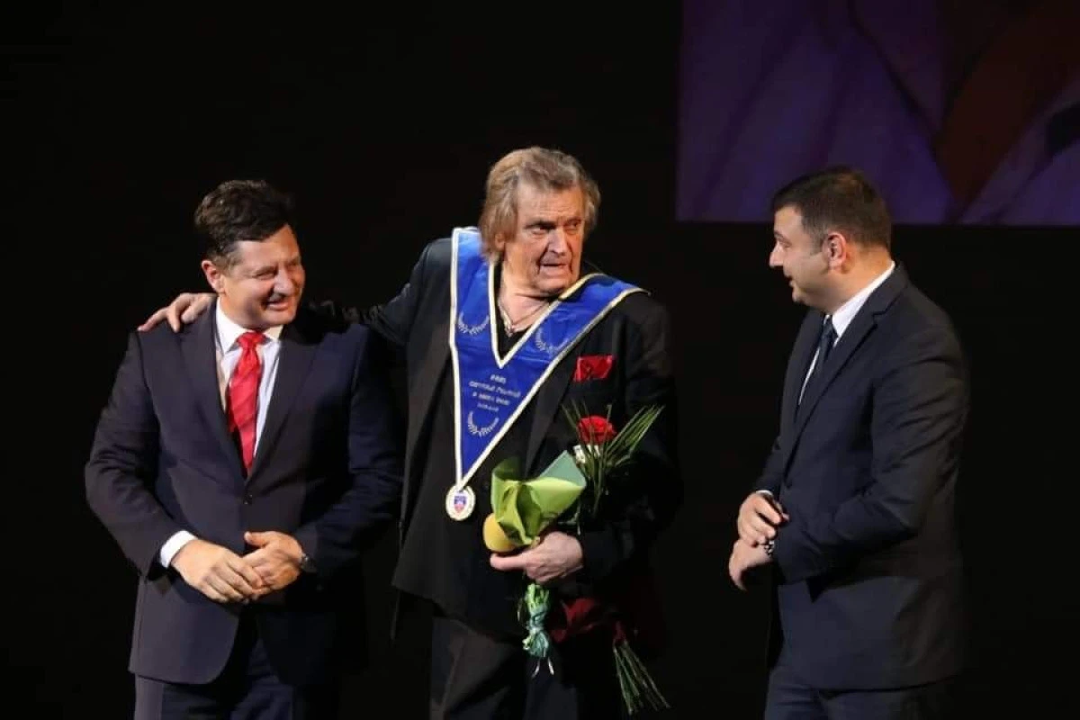 Florin Piersic, distins cu Colanul Marii Uniri, pe scena teatrului din Arad