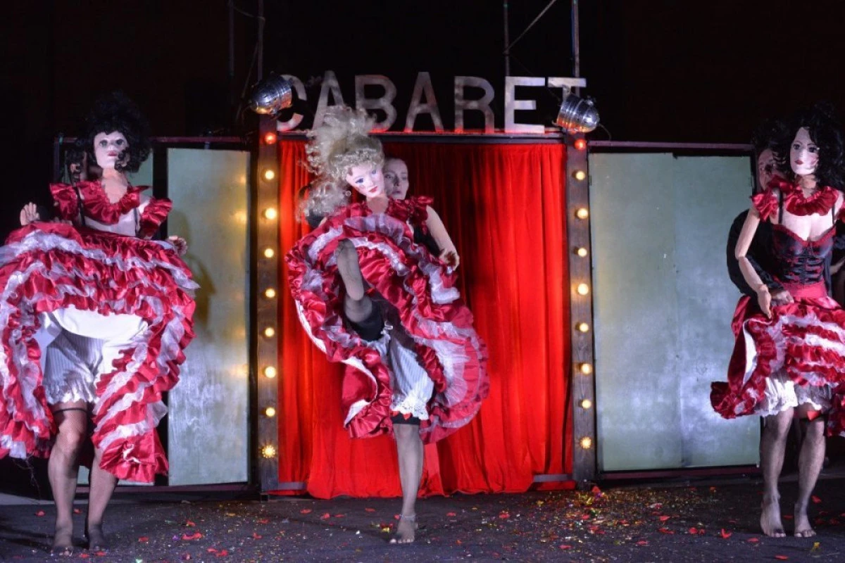 Foc, demonstrații de lupte, scrimă și... cabaret – ingrediente ale unei întâlniri teatrale inedite
