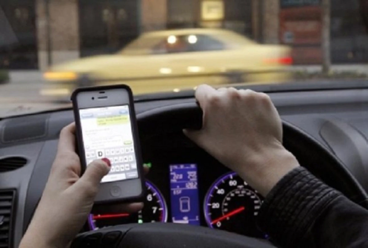 Folosești telefonul în timp ce conduci? Rămâi fără permis de conducere