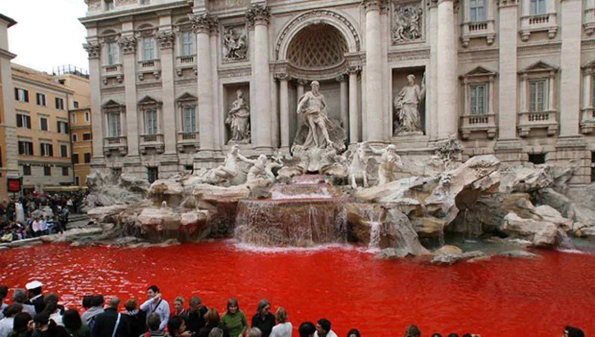 Fontana di Trevi, vandalizată de un artist care a turnat vopsea roșie în apă