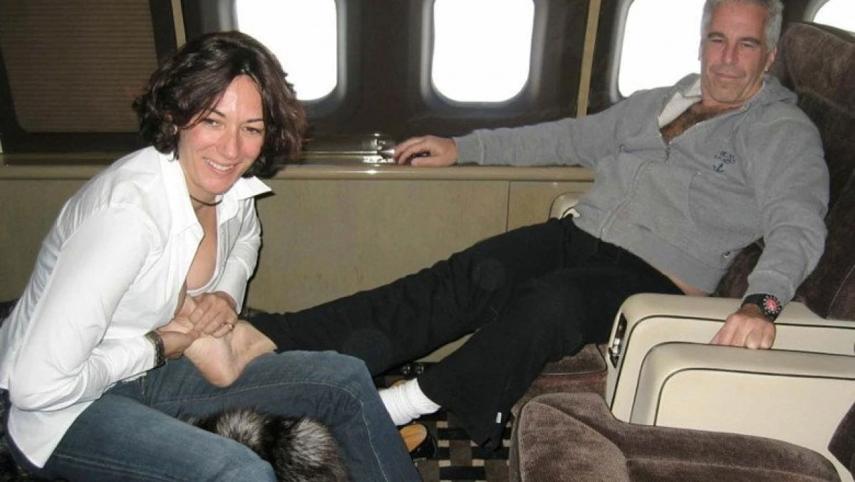 Fosta iubită a lui Jeffrey Epstein, condamnată pentru că l-a ajutat să abuzeze sexual adolescente
