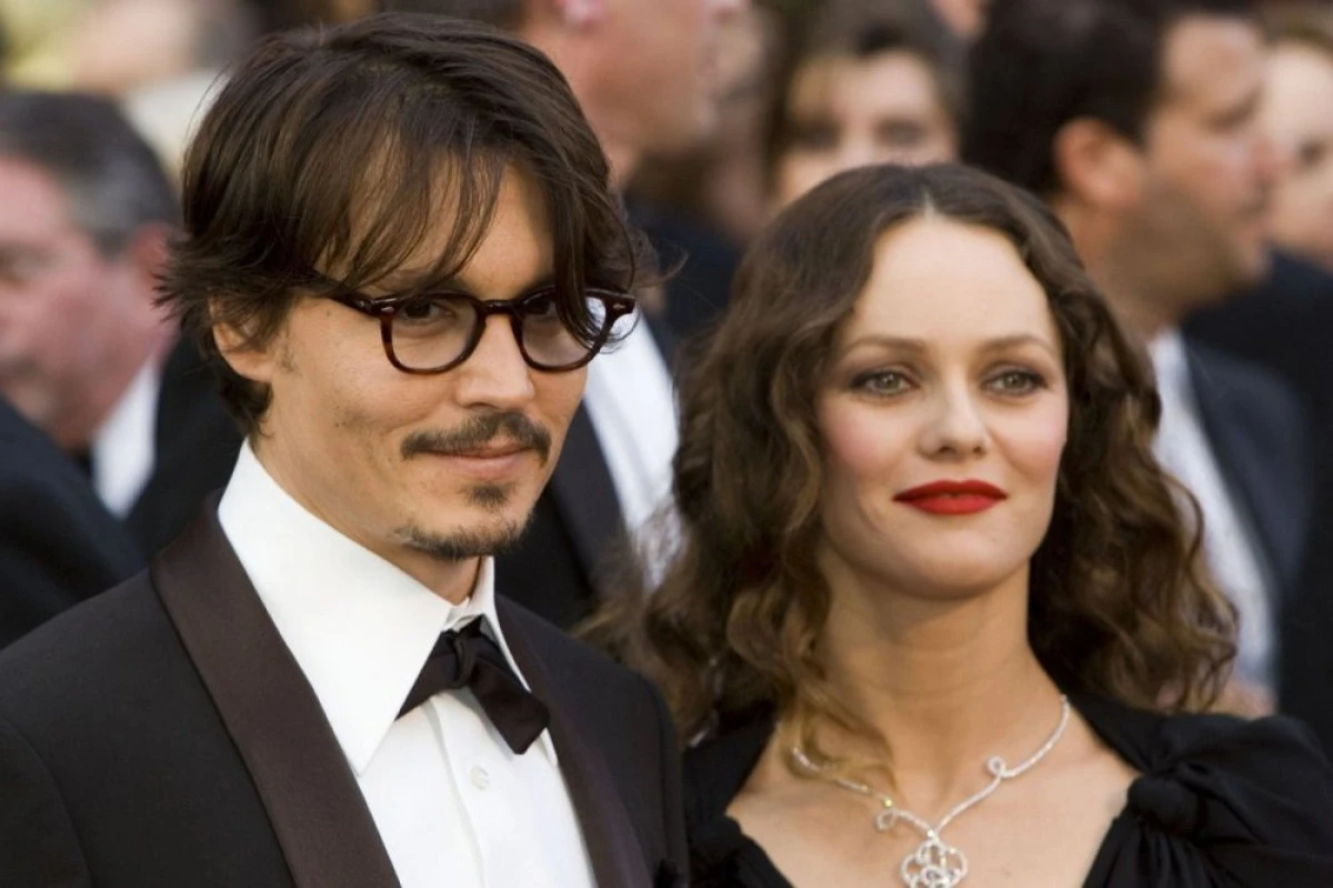 FOSTA SOŢIE, VANESSA PARADIS, ÎI IA APĂRAREA LUI JOHNNY DEPP
