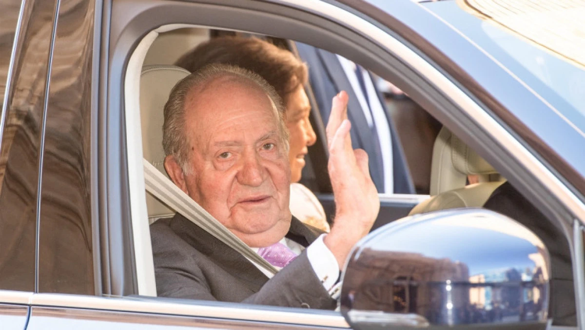 Fostul rege Juan Carlos, fugit în exil de frica procurorilor, revine în Spania pentru prima oară în 2 ani