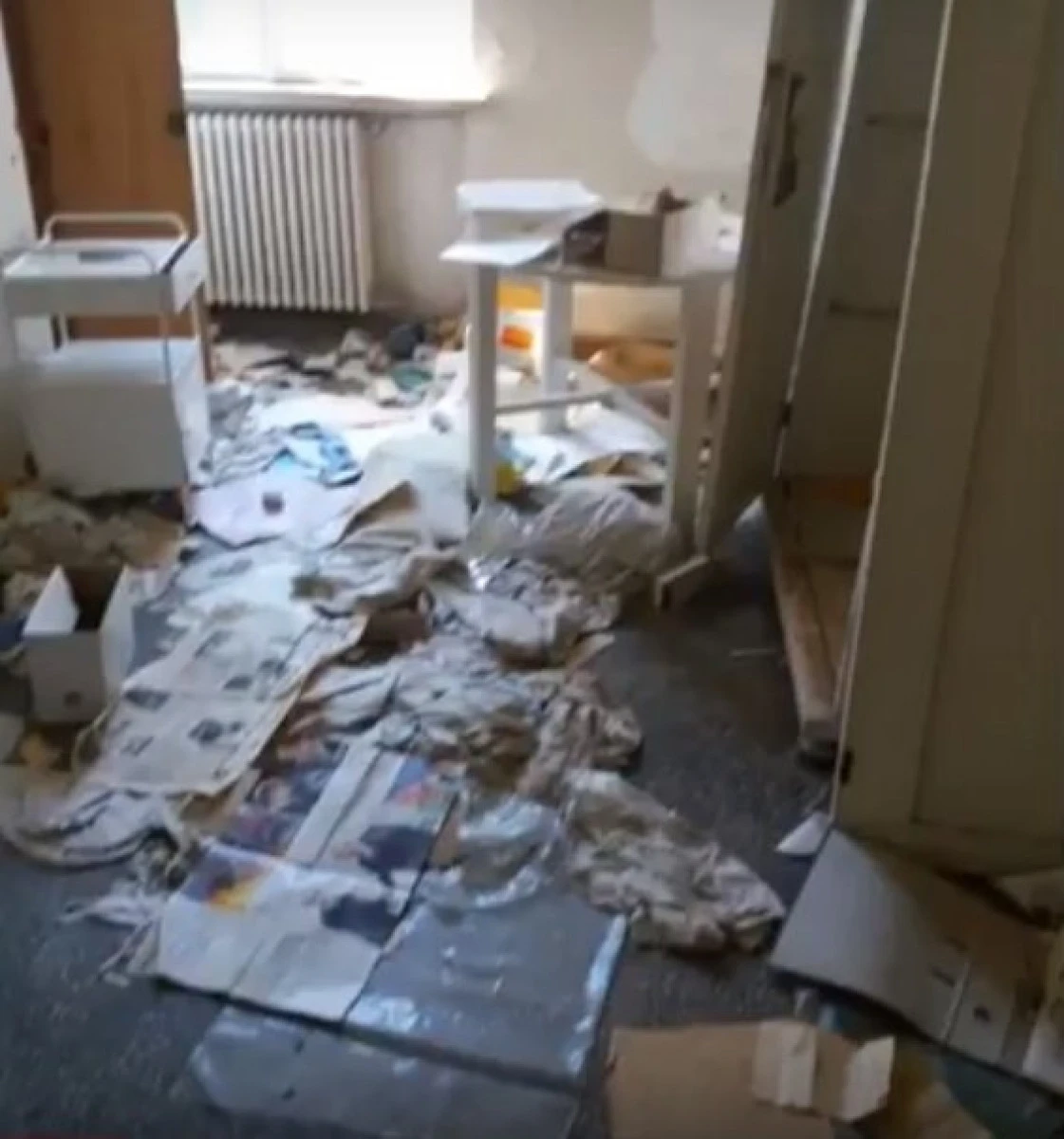Fostul spital din Gurahonţ, închis de PDL, este furat pe bucăţi (VIDEO)