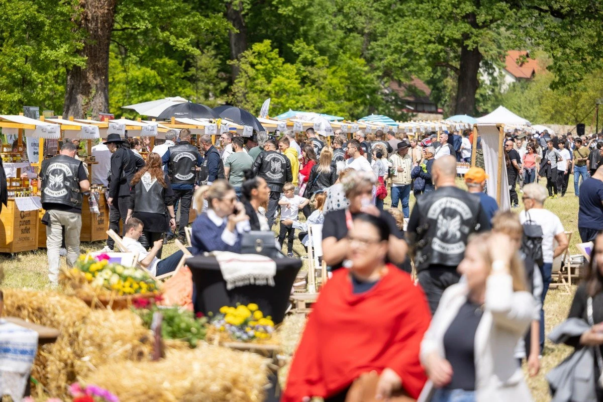 (FOTO) A doua ediție a Festivalului „Suflet de România” a adus mii de turiști la Săvârșin