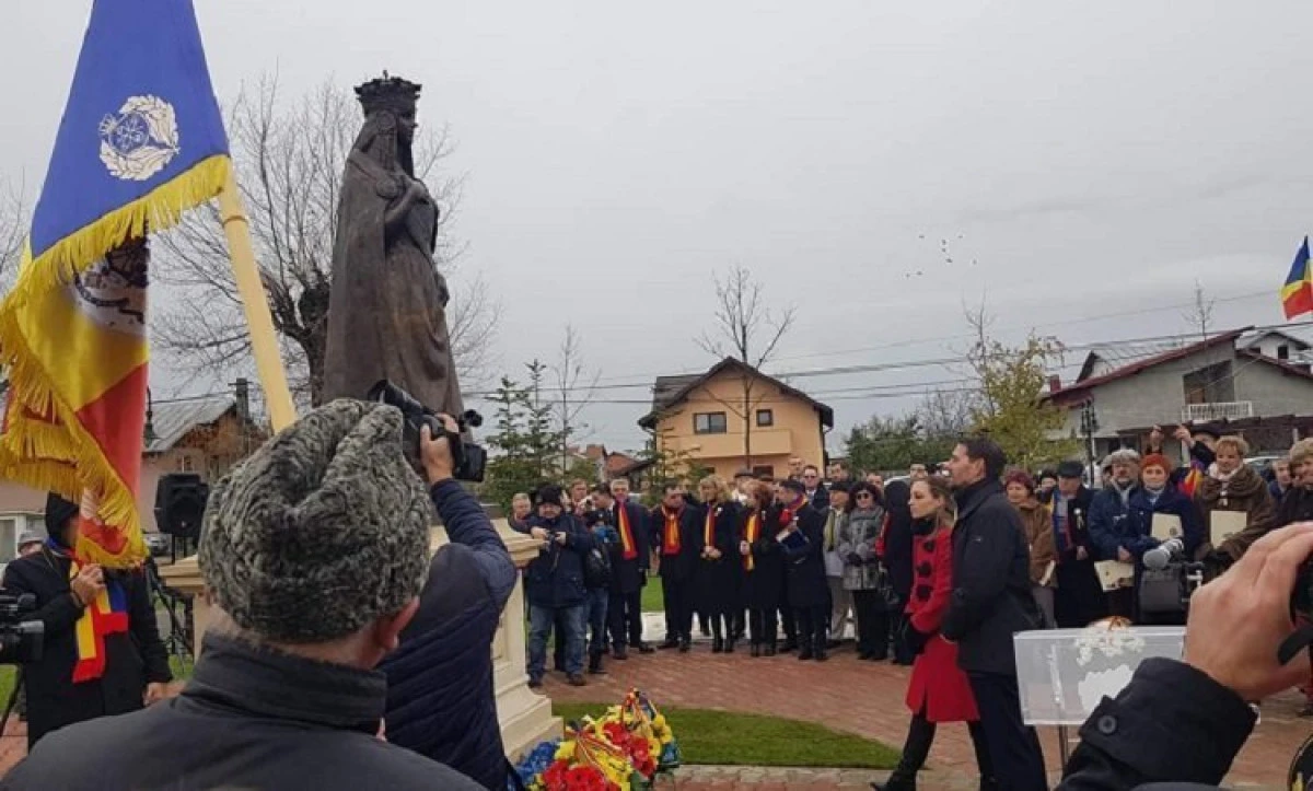 (FOTO) A doua statuie din țară a Reginei Maria, dezvelită în prezența Prințului Nicolae și a soției sale Alina-Maria