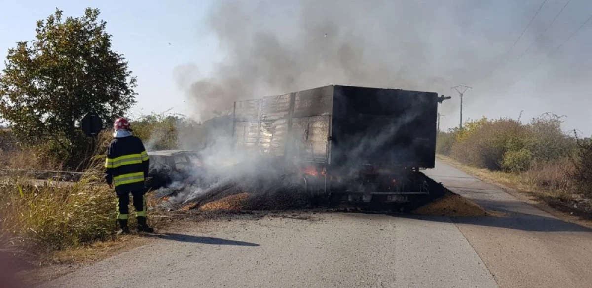 (FOTO) Accident grav pe drumul Sântana - Curtici. Un tractor a luat foc