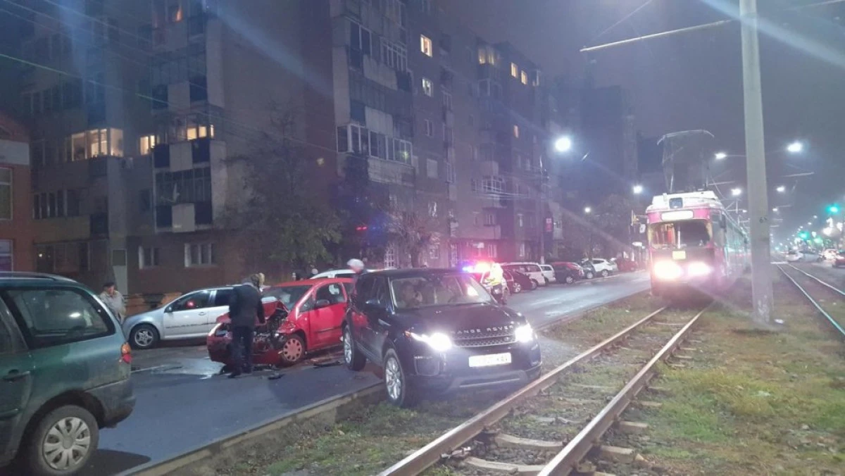 FOTO Accident în lanţ, pe Calea Radnei