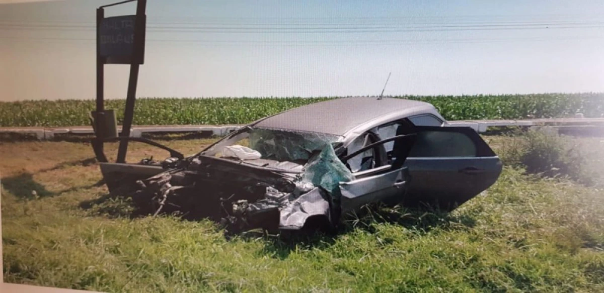 (FOTO) Accident pe DJ 791. Un autoturism a fost lovit de tren