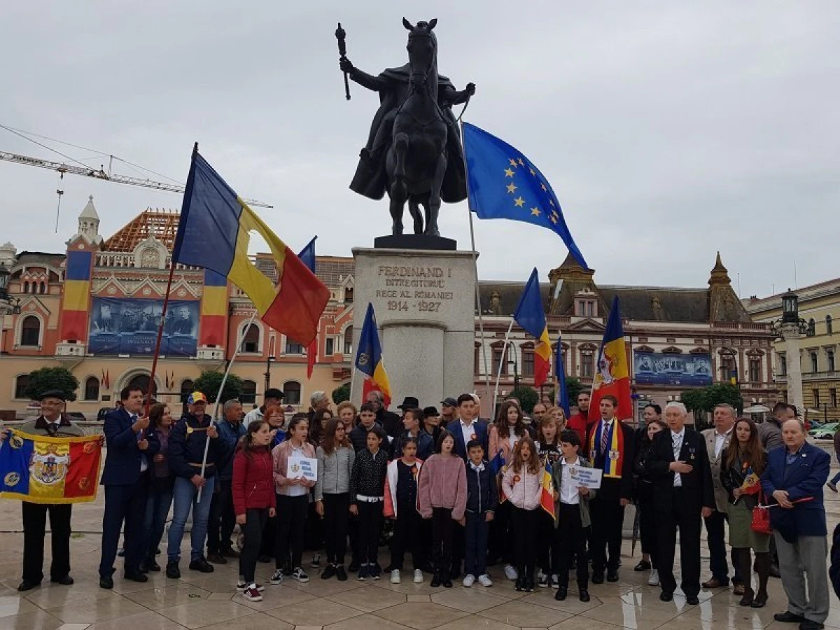 (FOTO) ”Am trăit o zi adevărată”. Zeci de arădeni, prezenți la ceremonia dezvelirii și sfințirii  statuii ecvestre a Regelui Ferdinand în Piața Unirii din Oradea
