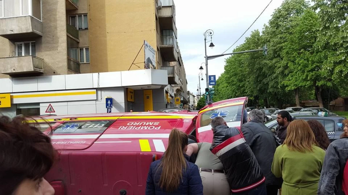 (FOTO) AMBULANŢĂ IMPLICATĂ ÎNTR-UN ACCIDENT, ÎN CENTRUL ARADULUI