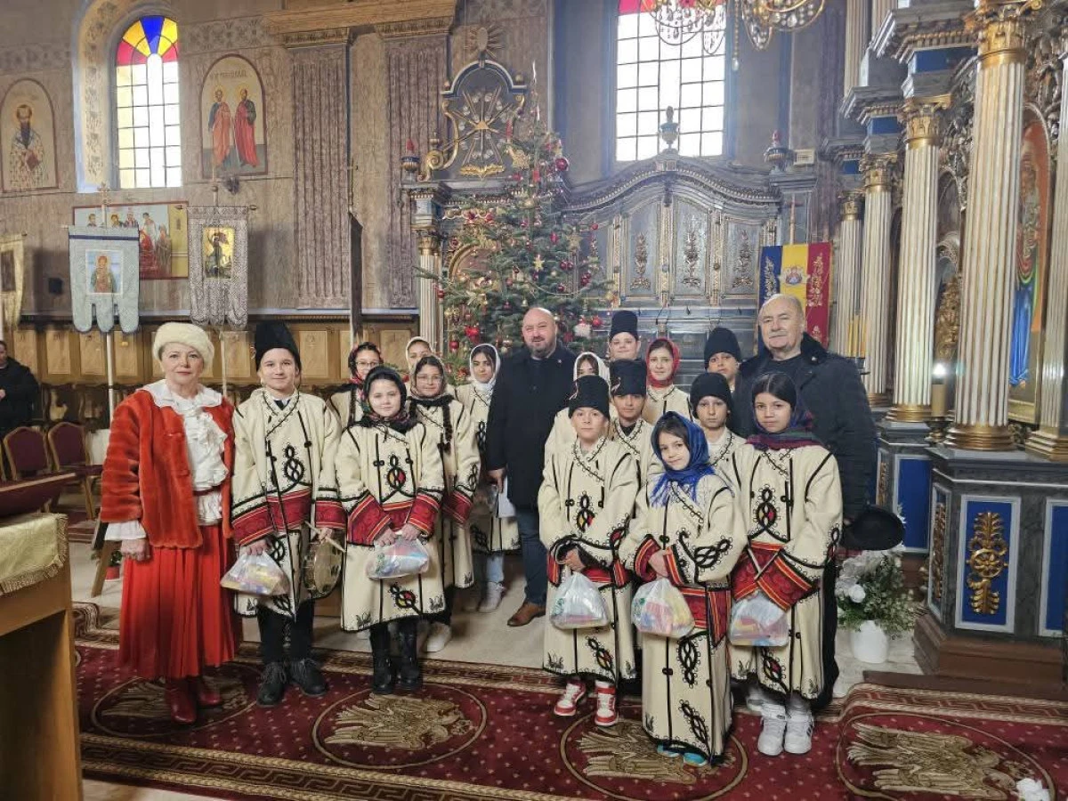 (FOTO) Ansamblul „Zorile” din Felnac a vestit Nașterea Domnului prin colinde