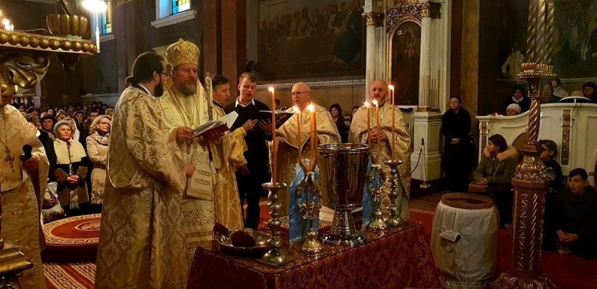 (FOTO) Botezul Domnului. Catedrala Veche, neîncăpătoare pentru sutele de arădeni veniți să ia Agheasma Mare